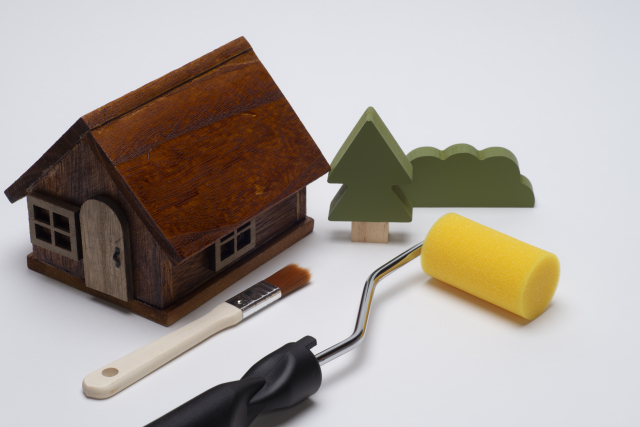 家の模型と塗装ローラー