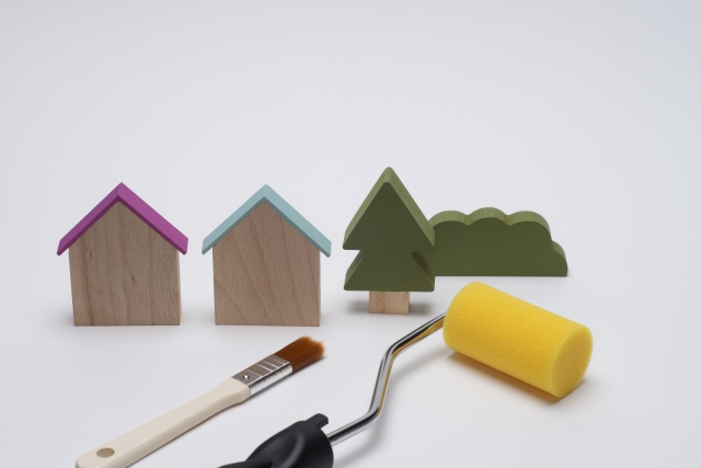 家の模型と塗装ローラー