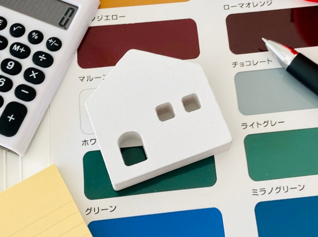 家の模型とカラーサンプル
