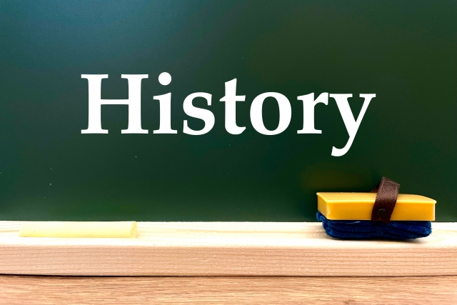 黒板にHISTORYの文字列