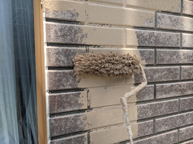 外壁とペンキローラー